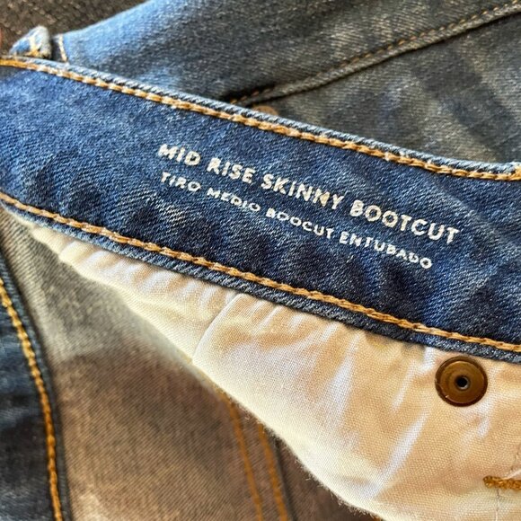 NWOT Universal Thread mid-rise skinny bootcut distressed jeans - Picture 2 of 13
